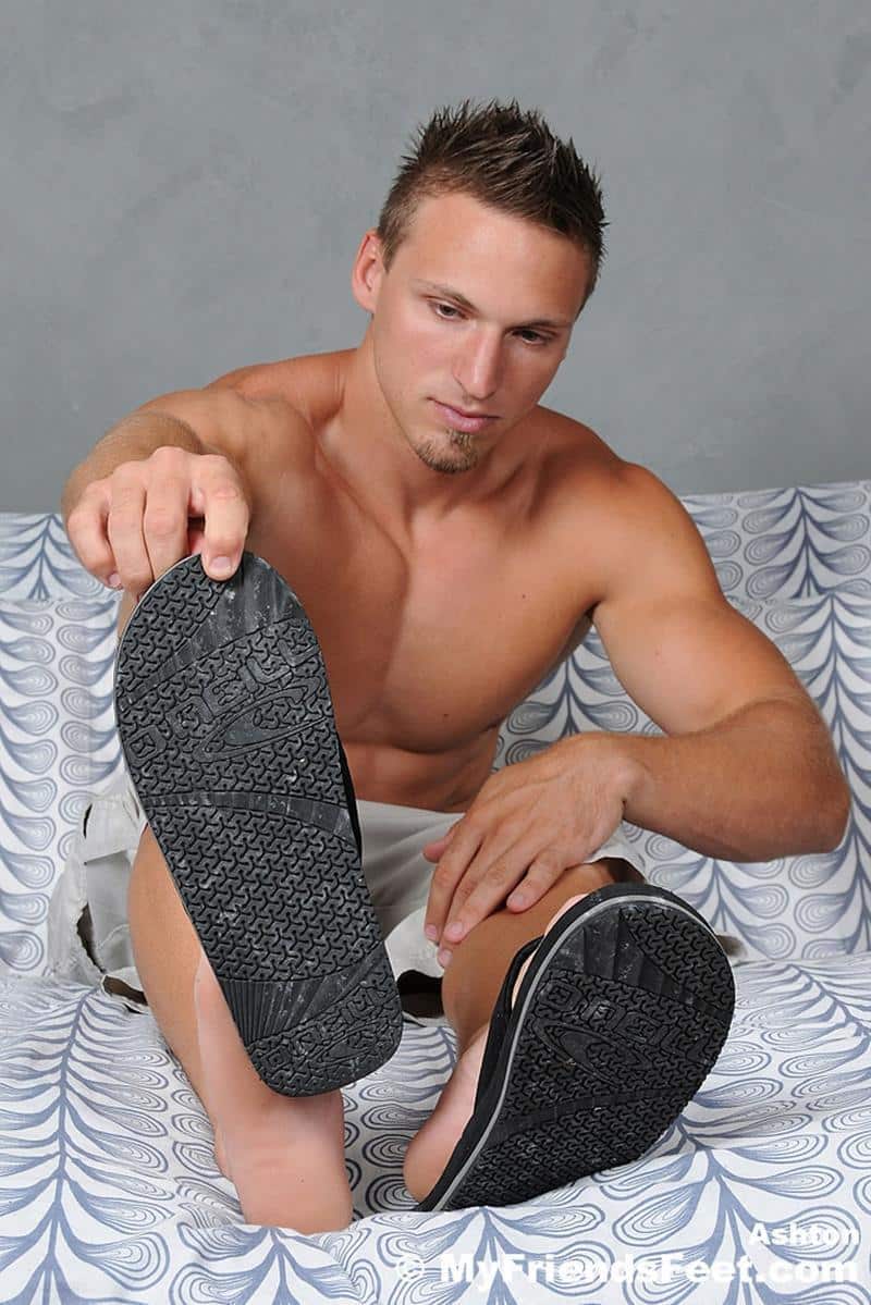 Hottie ripped muscle dude Ashton jerks out a huge cum load over bare feet at My Friends Feet 2 gay porn image - Hottie ripped muscle dude Ashton jerks out a huge cum load over his bare feet at My Friends Feet